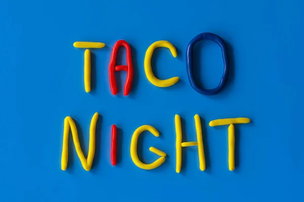 TACO NIGHT 라는 단어는 파란색 바탕에 평평 한 바닥에 점토로 만들어 져 있다. 미국, 멕시코, 휴일, 텍스트 배경 — 스톡 사진