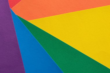 Rastgele düzenlenmiş kırmızı, turuncu, sarı, mavi, yeşil ve mor elementlerin soyut ve renkli arkaplanı.