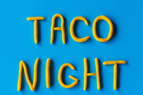Taco Night 단어는 파란색 바탕에 바닥에 점토로 만들어 멕시코 텍스트 — 스톡 사진