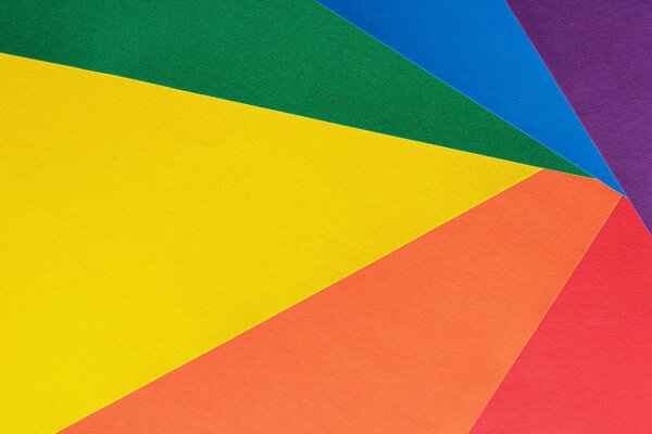 Абстрактный и разноцветный фон из случайно расположенных элементов красного, оранжевого, желтого, синего, зеленого и фиолетового
.