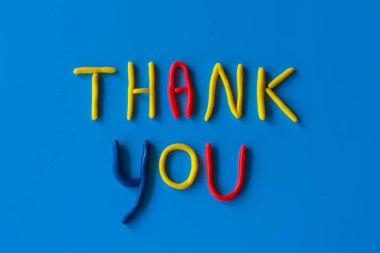 Mavi arkaplandaki kil harflerden gelen sözlere teşekkür ederim. Teşekkürler cümle, teşekkürler kavram, metin ile arka plan.