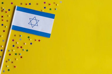 İsrail 'in Bağımsızlık Günü. Sarı bir arka planda İsrail bayrağı. Kutlama, vatanseverlik ve kutlama konsepti. Uzayı düz olarak kopyala.