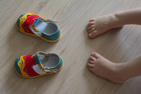 Nahaufnahme Von Schönen Bunten Kinderschuhen Den Füßen Eines Kindes — Stockfoto