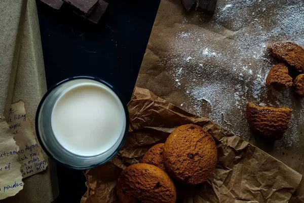 Kaputte Kekse Nüsse Schokolade Rezeptbücher Auf Dunklem Hintergrund — Stockfoto