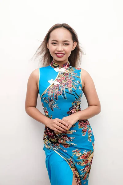 Ung Kvinna Bär Traditionell Blå Qipao Eller Cheongsam Firar Kinesiska — Stockfoto