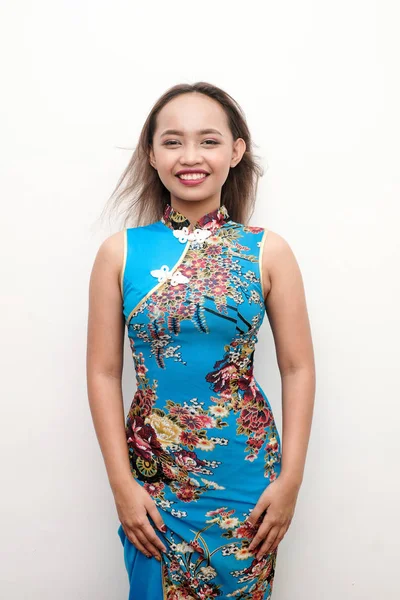 Ung Kvinna Bär Traditionell Blå Qipao Eller Cheongsam Firar Kinesiska — Stockfoto