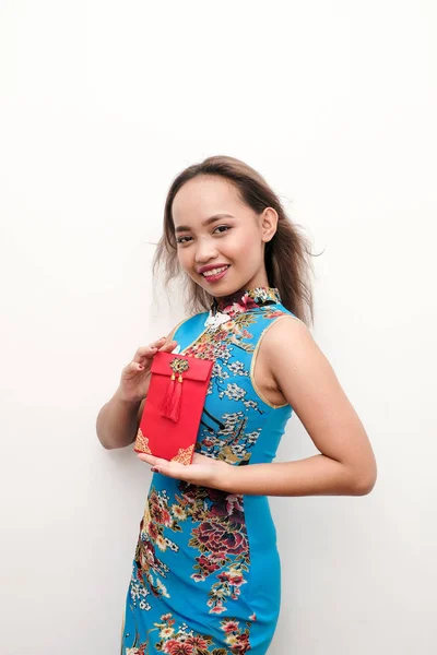 Geleneksel Mavi Qipao Cheongsam Giyen Genç Bir Kadın Çin Yeni — Stok fotoğraf