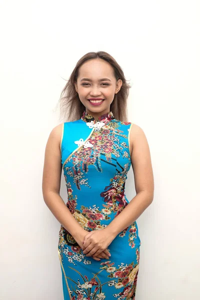 Ung Kvinna Bär Traditionell Blå Qipao Eller Cheongsam Firar Kinesiska — Stockfoto