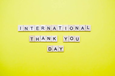 Sade arkaplanda kelimeler; Uluslararası Teşekkür Günü.