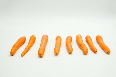 Havuç ya da Daucus carota subsp. Sativus, izole edilmiş beyaz arkaplanda çekim.