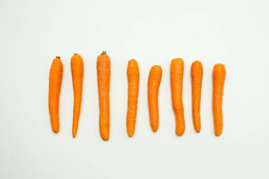 Havuç ya da Daucus carota subsp. Sativus, izole edilmiş beyaz arkaplanda çekim.