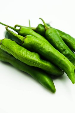 Yeşil Chili veya biber veya Capsicums, izole edilmiş beyaz arka planda çekimler.