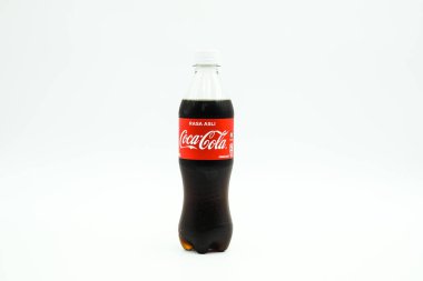 Sabah, Malezya - 3 Mayıs 2020: Medium 350ml şişe coca cola, izole edilmiş beyaz arka planda shot.