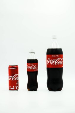 Sabah, Malezya - 3 Mayıs 2020: Coca Cola 'nın farklı boyutları, izole edilmiş beyaz arka planda çekimler.