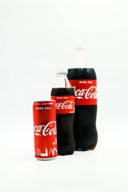 Sabah, Malezya - 3 Mayıs 2020: Coca Cola 'nın farklı boyutları, izole edilmiş beyaz arka planda çekimler.