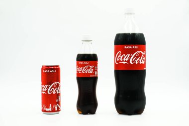 Sabah, Malezya - 3 Mayıs 2020: Coca Cola 'nın farklı boyutları, izole edilmiş beyaz arka planda çekimler.