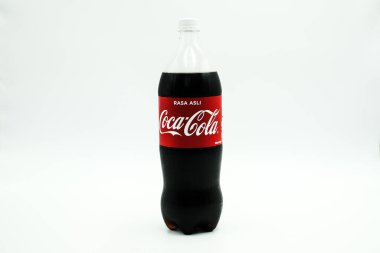 Sabah, Malezya - 3 Mayıs 2020: 1,5 litre şişe coca cola, izole edilmiş beyaz arka planda shot.