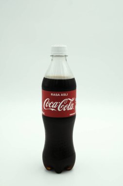 Sabah, Malezya - 3 Mayıs 2020: 1,5 litre şişe coca cola, izole edilmiş beyaz arka planda shot.