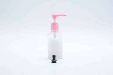 Covid19 salgını, kavramsal çekim, el dezenfektanı ya da sabunu kullanarak satranç seti.