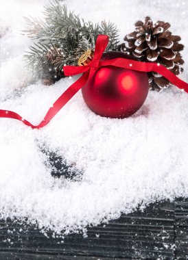 Noel topları ile çam ve süslemeleri üzerinde kar