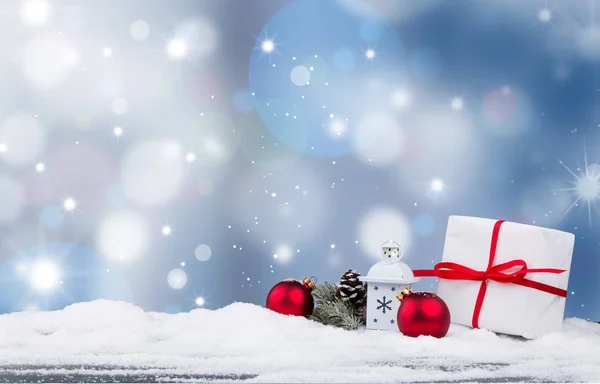 Bolas de Navidad con decoraciones en nieve —  Fotos de Stock