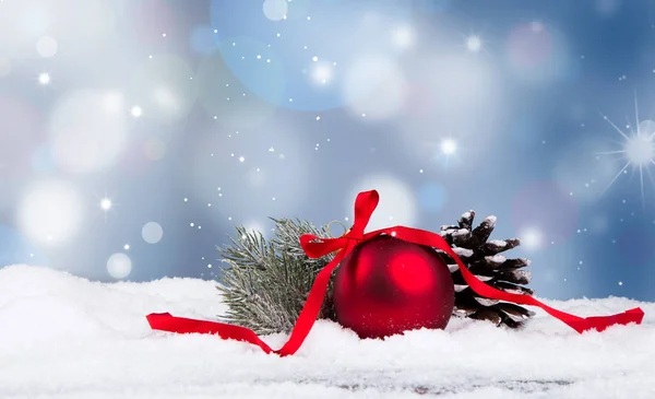 Boules de Noël avec décorations dans la neige — Photo