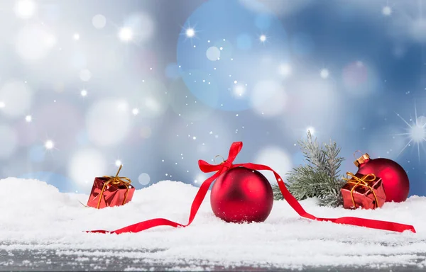 Boules de Noël avec décorations dans la neige — Photo