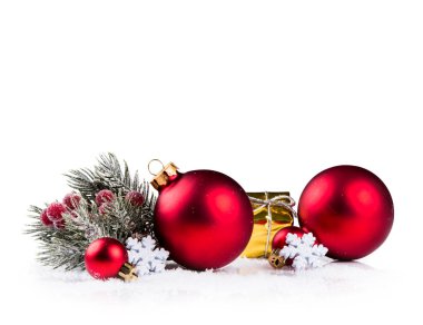Çam ve izole süslemeleri ile Noel topları