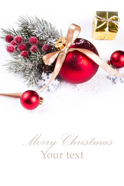 소나무와 눈에 장식 크리스마스 공 — 스톡 사진