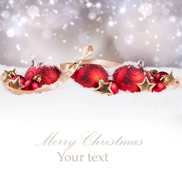 Weihnachtskugeln mit Dekorationen im Schnee Hintergrund — Stockfoto