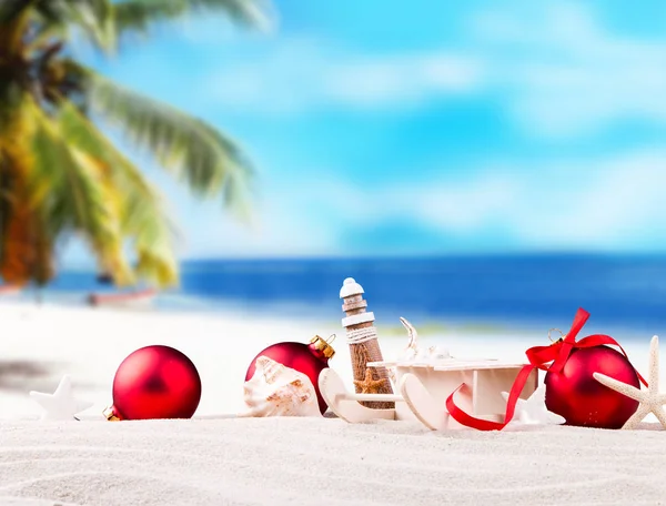 Christmas decoration on beach — Stock Photo, Image