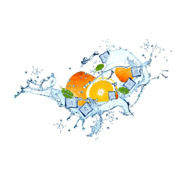 Всплеск воды с апельсином — стоковое фото