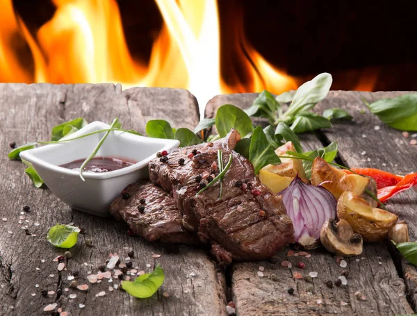 Bife de vaca na mesa de lenha — Fotografia de Stock