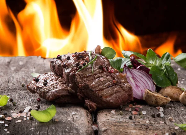 Biefstuk op woode tafel — Stockfoto