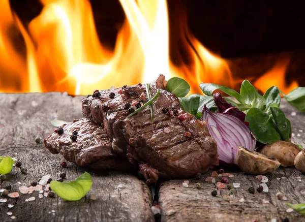 Bife de vaca na mesa de lenha — Fotografia de Stock