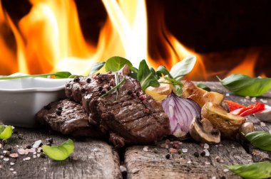 Sığır eti biftek woode masada