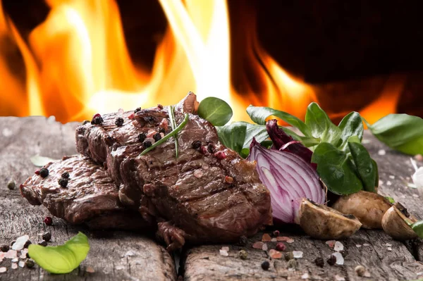 Biefstuk op woode tafel — Stockfoto