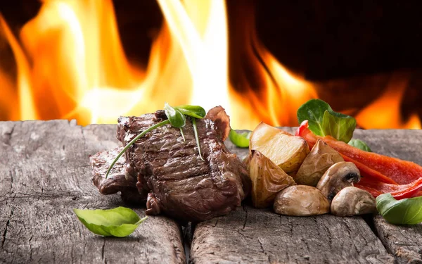 Steak de boeuf sur table en bois — Photo