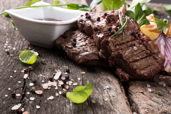 Rindersteak auf Holztisch — Stockfoto