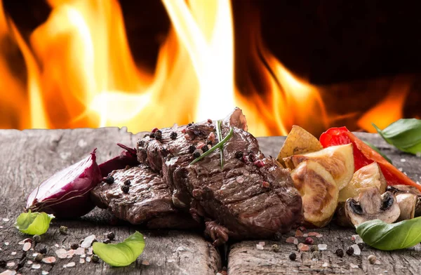 Rindersteak auf Holztisch — Stockfoto