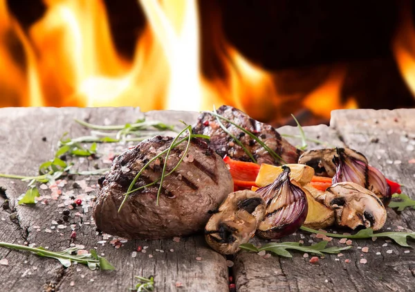 Biefstuk op woode tafel — Stockfoto