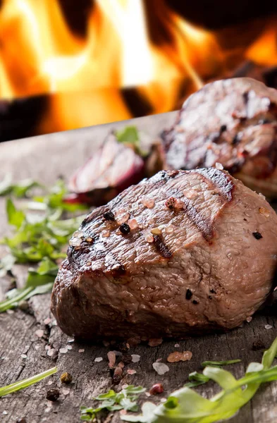 Steak de boeuf sur table en bois — Photo