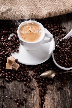 bir tahta üzerine kahve