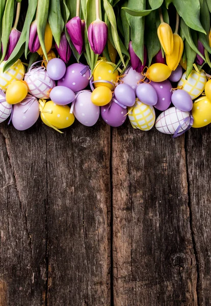 Osterkonzept auf Planke — Stockfoto