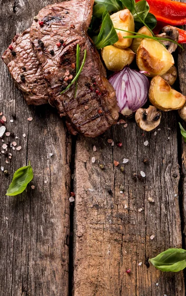 Bife de vaca na mesa de lenha — Fotografia de Stock