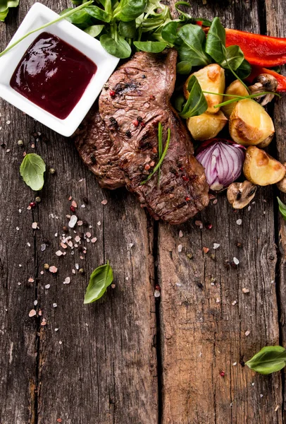 Rindersteak auf Holztisch — Stockfoto