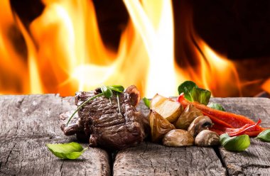 Sığır eti biftek woode tablo taze sebze ile biftek ızgara.