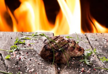 Sığır eti biftek woode tablo taze sebze ile biftek ızgara.