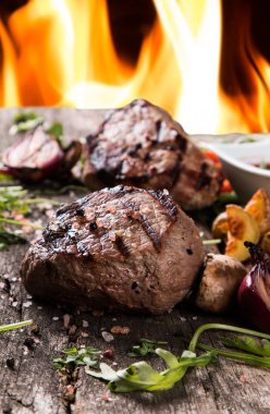 Sığır eti biftek woode tablo taze sebze ile biftek ızgara.