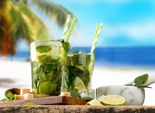 Mohito 石灰饮料在木与模糊的海滩背景 新鲜的饮料与水果的木材 暑期理念 — 图库照片